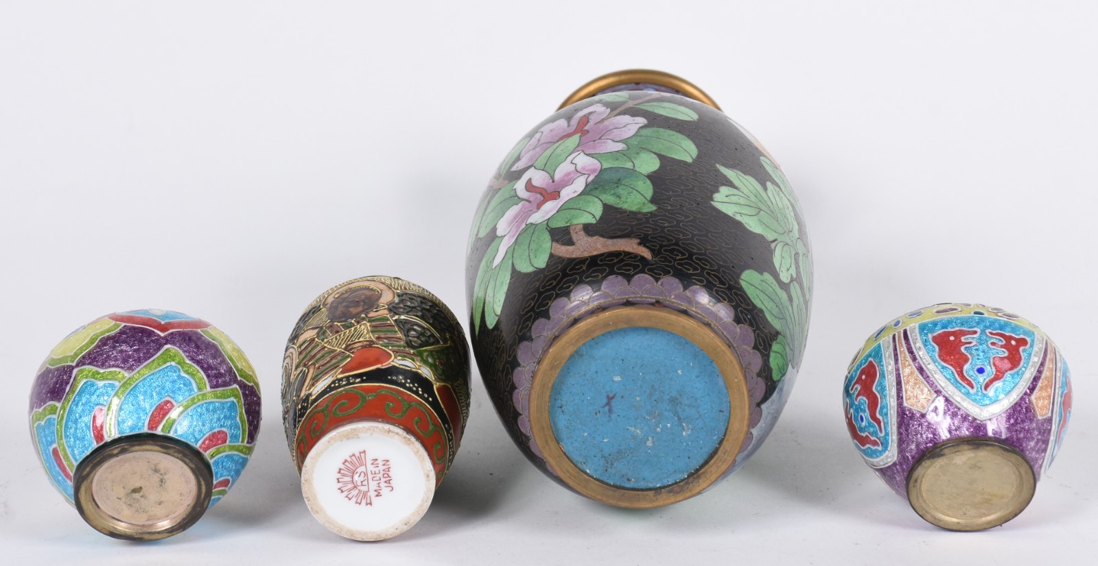 Quatro vasos orientais diversos, sendo um maior de cloisone floral em... - foto 2 de 2