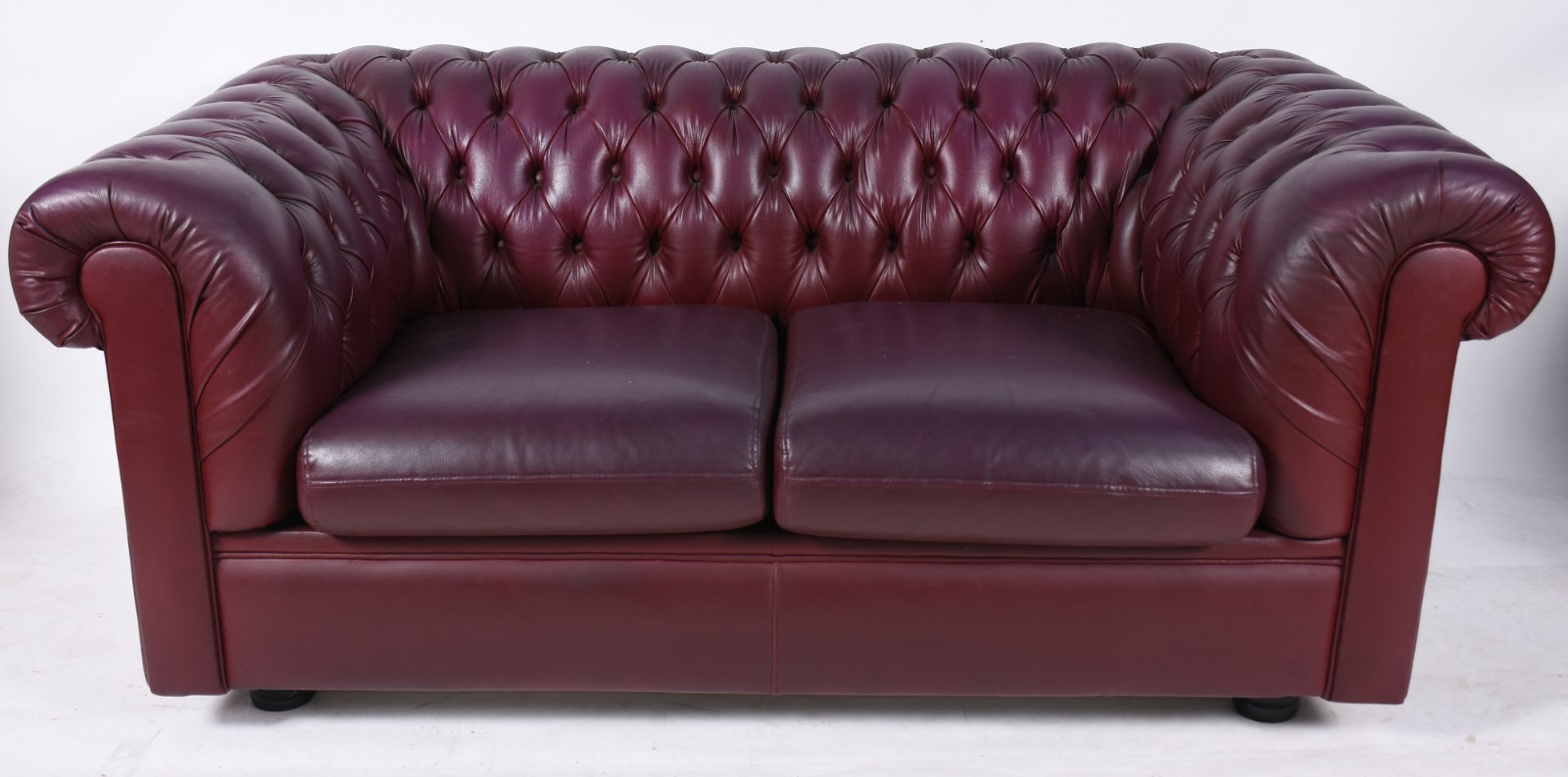 Sofá Chesterfield para dois lugares, estofamento forrado com curvim... - foto 1 de 5