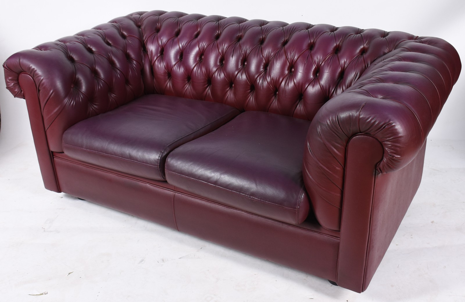 Sofá Chesterfield para dois lugares, estofamento forrado com curvim... - foto 2 de 5