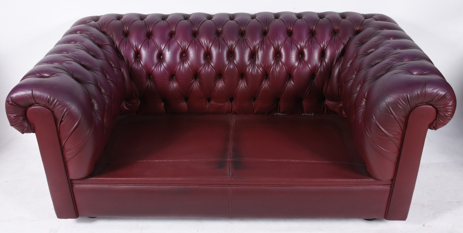 Sofá Chesterfield para dois lugares, estofamento forrado com curvim... - foto 3 de 5