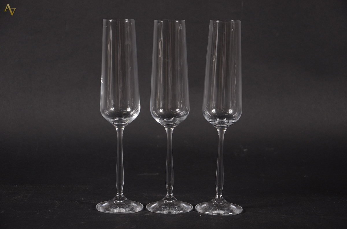 Seis flutes de cristal liso para champagne.