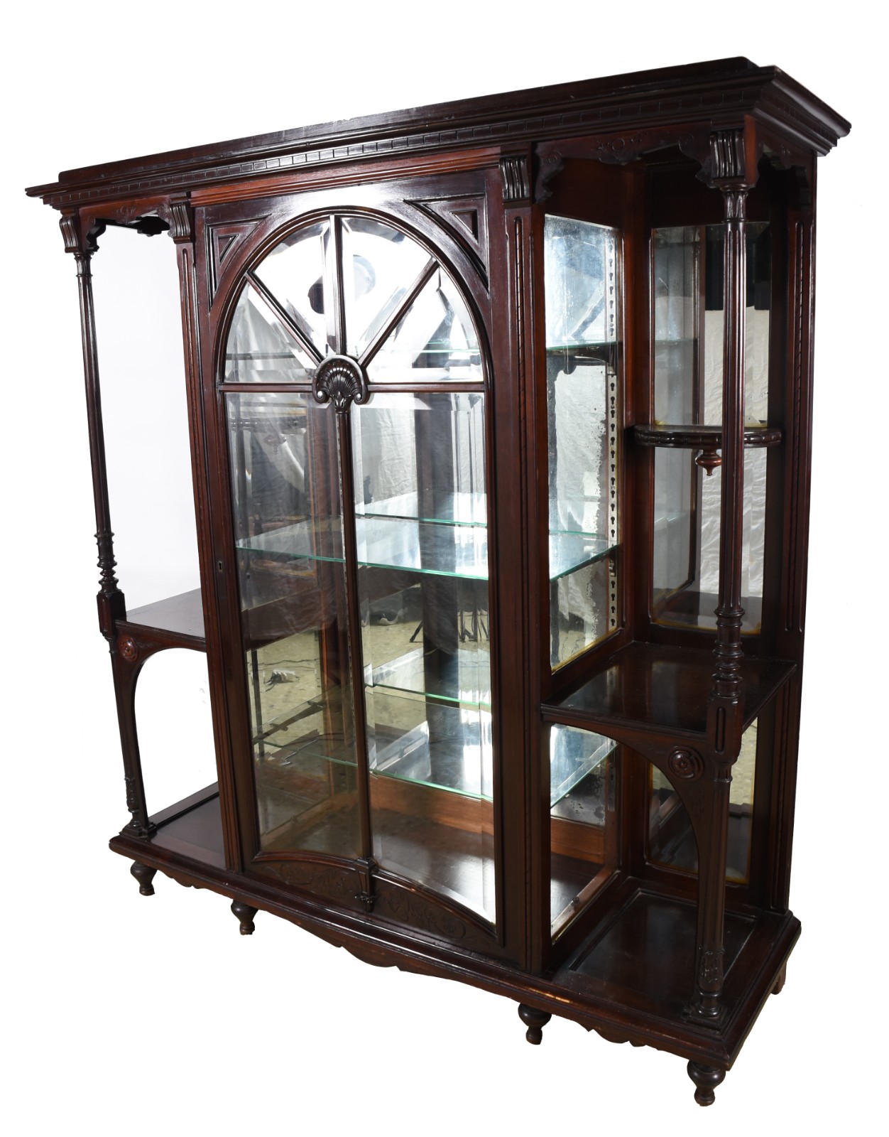 Belíssima vitrine de madeira nobre, porta central de vidro bisotado... - foto 1 de 6