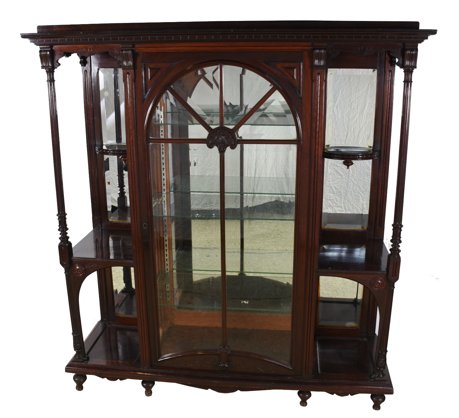 Belíssima vitrine de madeira nobre, porta central de vidro bisotado... - foto 2 de 6