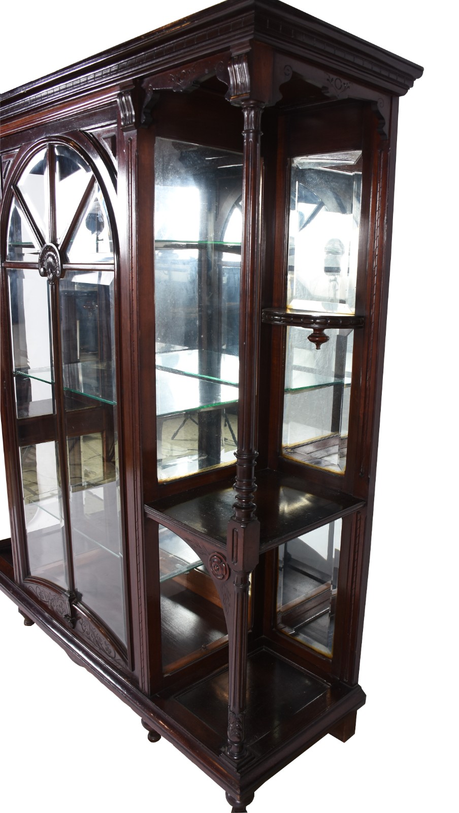 Belíssima vitrine de madeira nobre, porta central de vidro bisotado... - foto 4 de 6