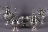 Elegante baixela para chá e café de prata baixa... - Elegante baixela para chá e café de prata baixa, pseudo contraste P.Coroa, composto de 5 peças, sendo bule para chá, bule para café, leiteira, a...