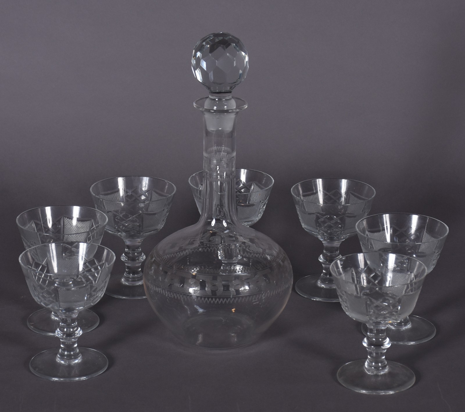 Licoreira e 6 taças para champagne de cristal de modelos diferentes. - foto 1 de 5