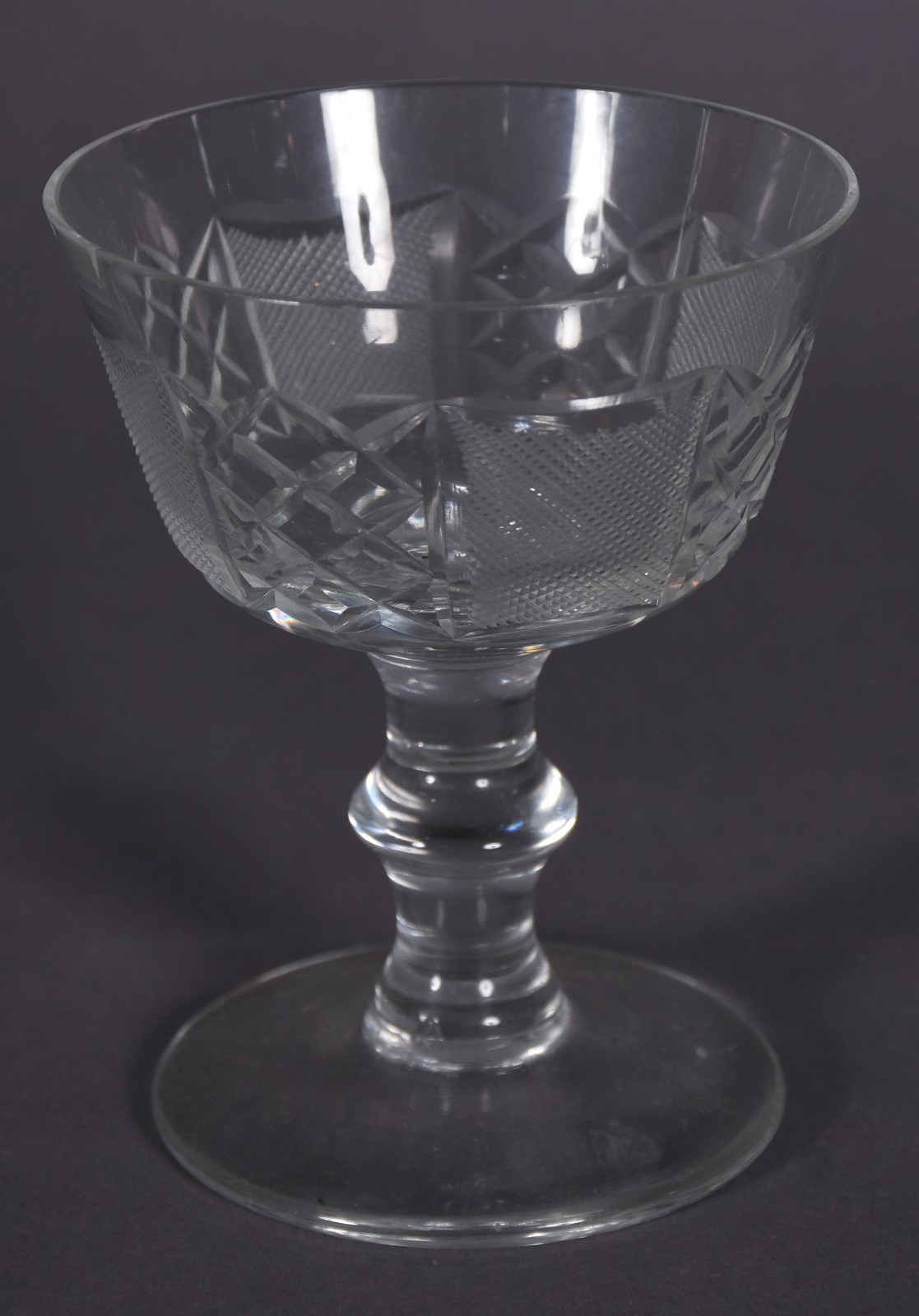 Licoreira e 6 taças para champagne de cristal de modelos diferentes. - foto 3 de 5