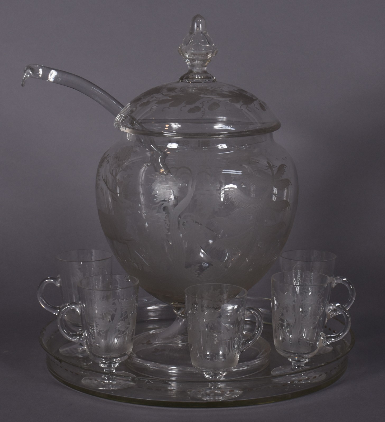 Poncheira de cristal lapidado com presentoir, cinco canecas e concha... - foto 1 de 10