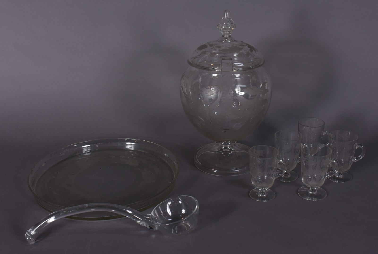 Poncheira de cristal lapidado com presentoir, cinco canecas e concha... - foto 4 de 10