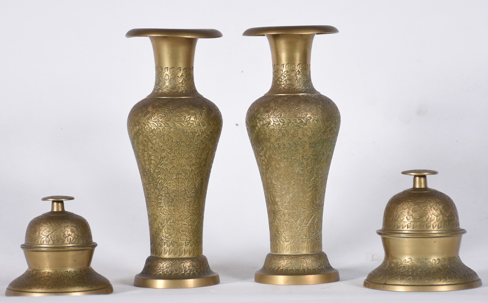 Quatro peças de metal dourado oriental, sendo 2 vasos e 2 sinetas. - foto 1 de 5