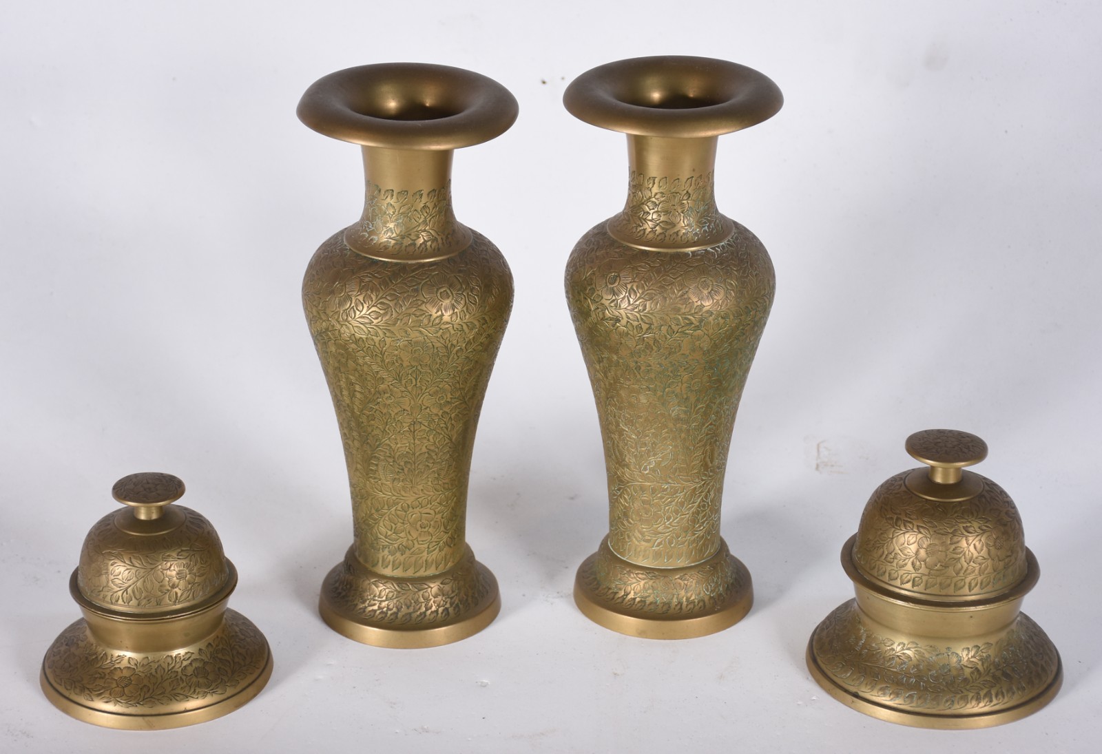 Quatro peças de metal dourado oriental, sendo 2 vasos e 2 sinetas. - foto 2 de 5