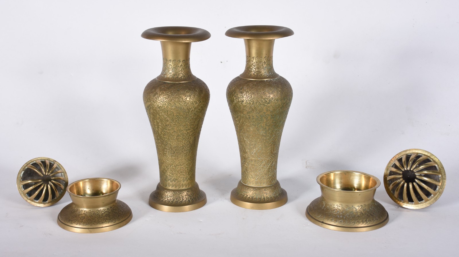 Quatro peças de metal dourado oriental, sendo 2 vasos e 2 sinetas. - foto 3 de 5