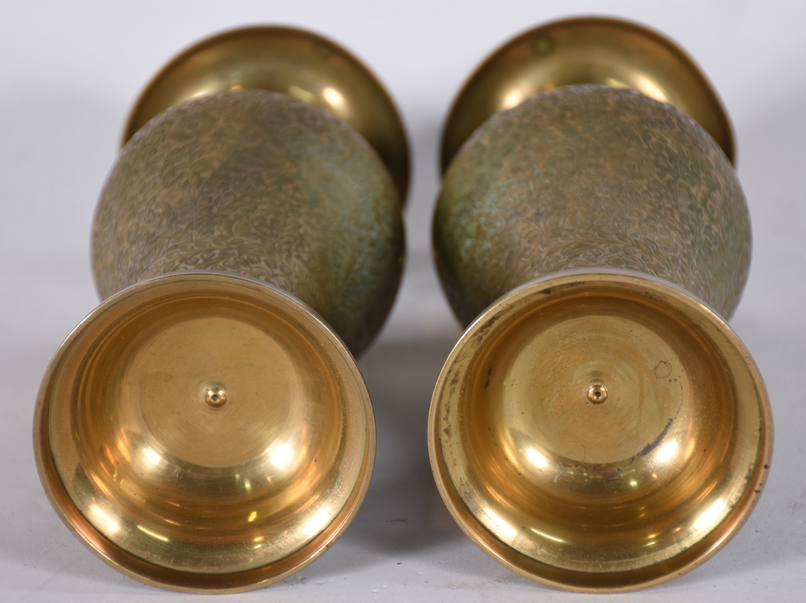 Quatro peças de metal dourado oriental, sendo 2 vasos e 2 sinetas. - foto 4 de 5