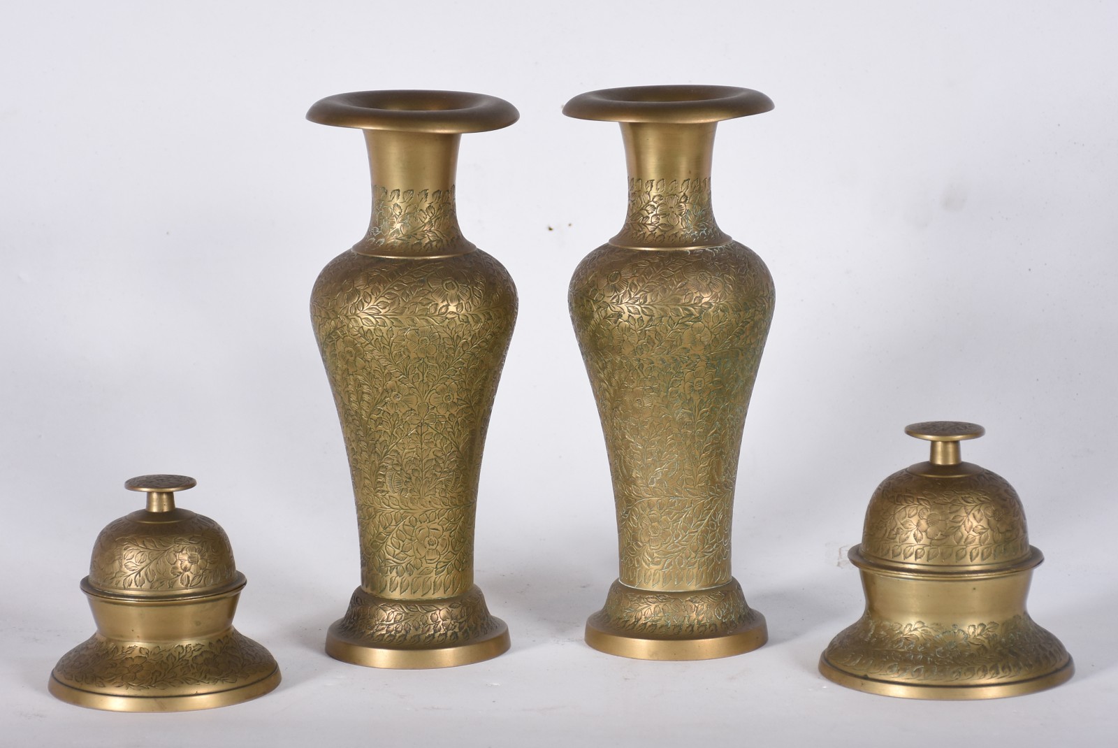Quatro peças de metal dourado oriental, sendo 2 vasos e 2 sinetas. - foto 5 de 5