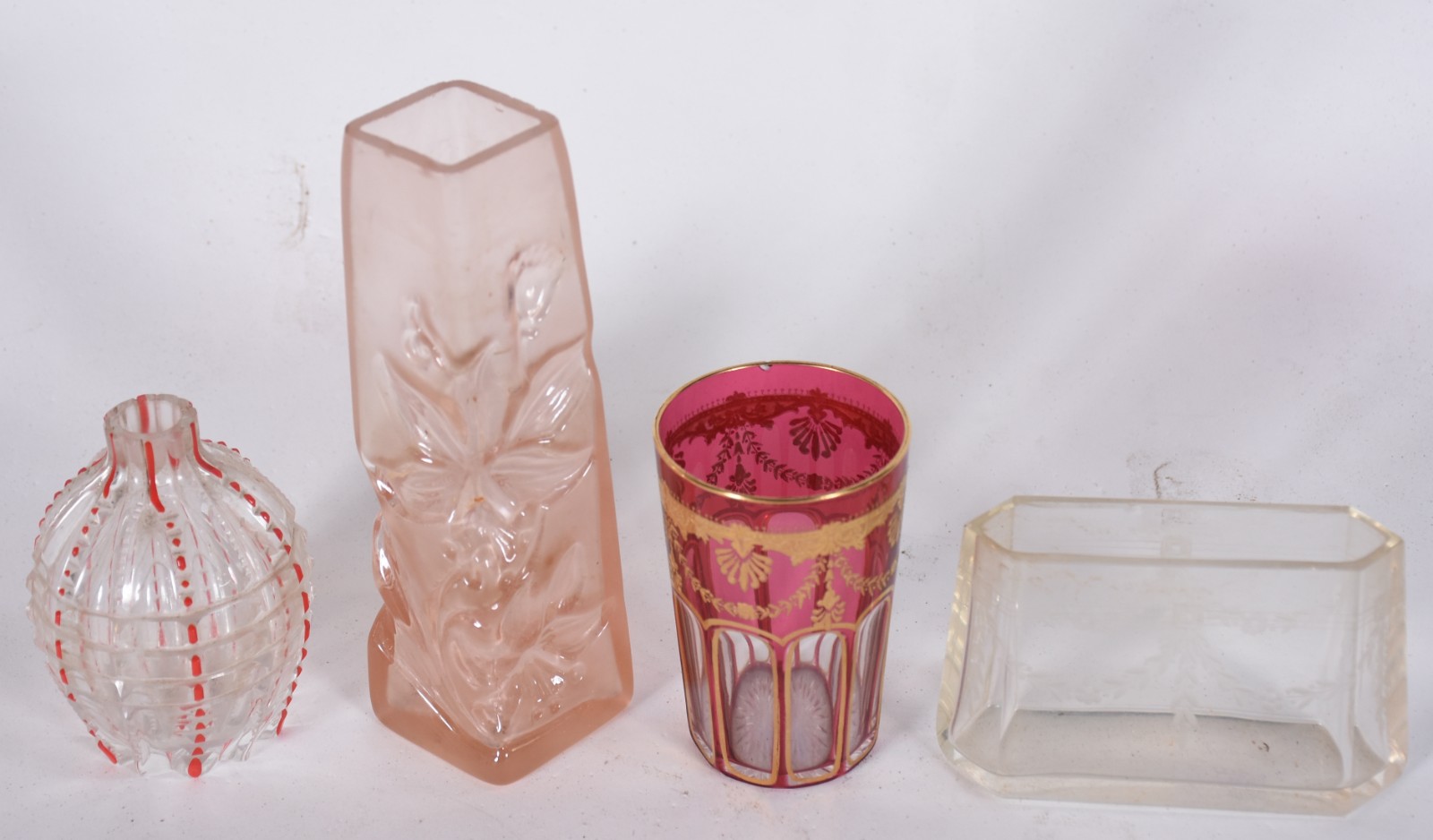 Quatro vasos de vidro/cristal em diferentes modelos e procedências. - foto 2 de 6