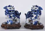 Par de antigas esculturas de porcelana chinesa ... - Par de antigas esculturas de porcelana chinesa azul e branca representado "Casal de cães de Fó",  conhecidos como os guardiões do tempo, no qual...
