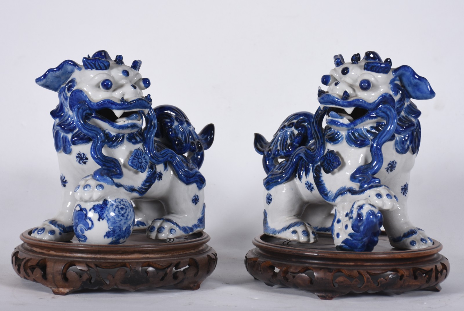 Par de antigas esculturas de porcelana chinesa azul e branca... - foto 2 de 9