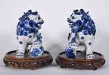 Par de antigas esculturas de porcelana chinesa ... - Par de antigas esculturas de porcelana chinesa azul e branca representado "Casal de cães de Fó",  conhecidos como os guardiões do tempo, no qual...