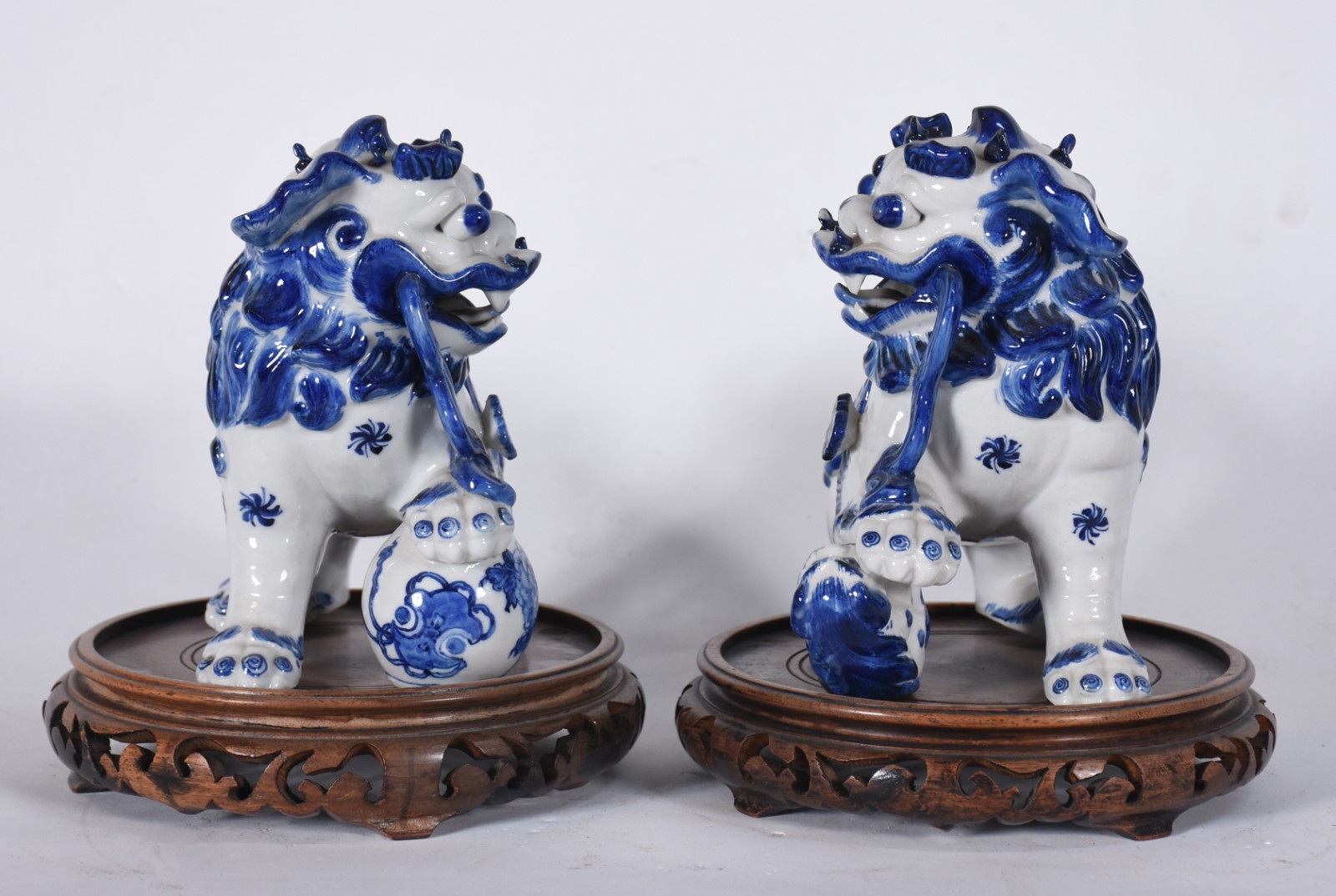 Par de antigas esculturas de porcelana chinesa azul e branca... - foto 1 de 9