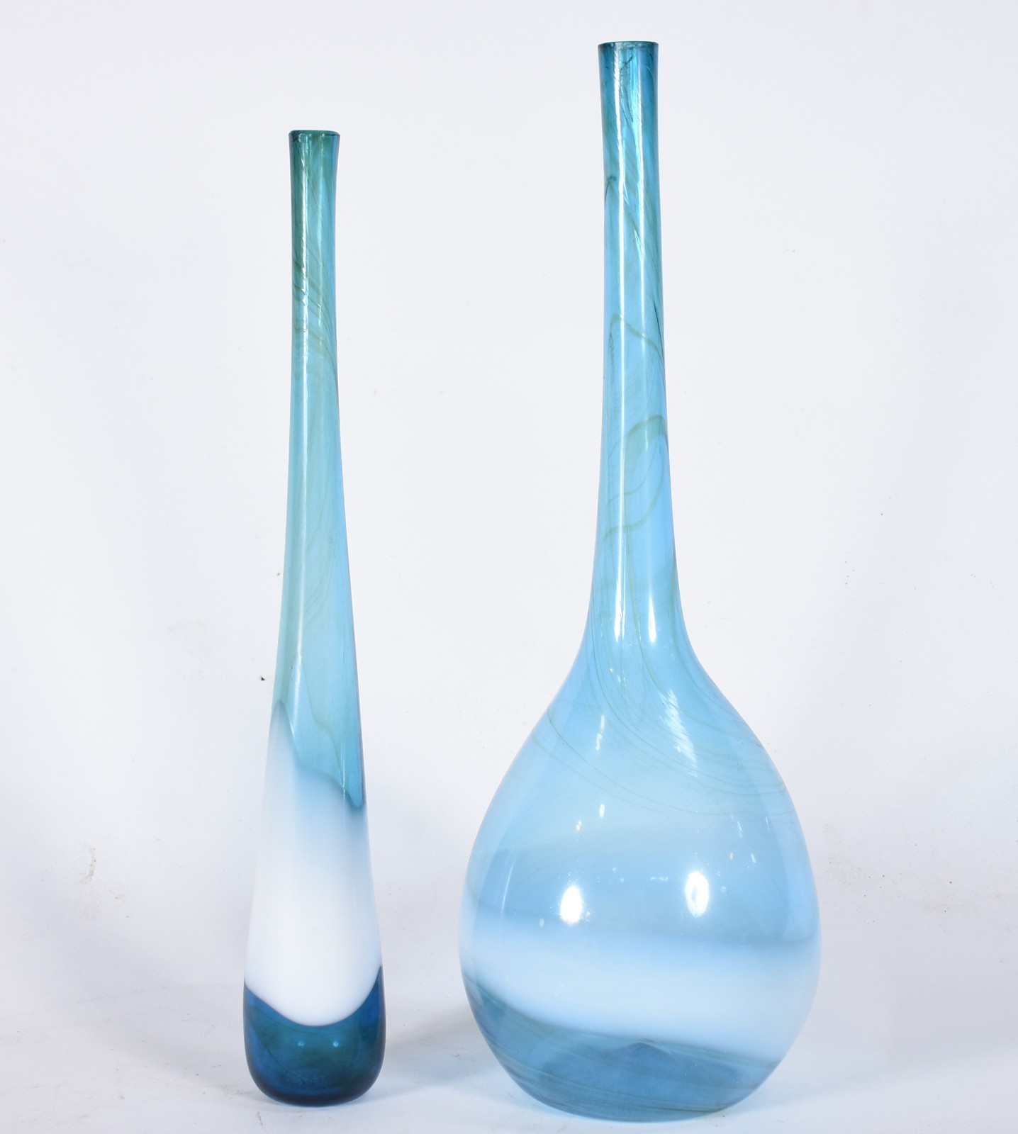 Dois vasos decorativos de vidro na cor azul, anos 60. (pequeno... - foto 1 de 5