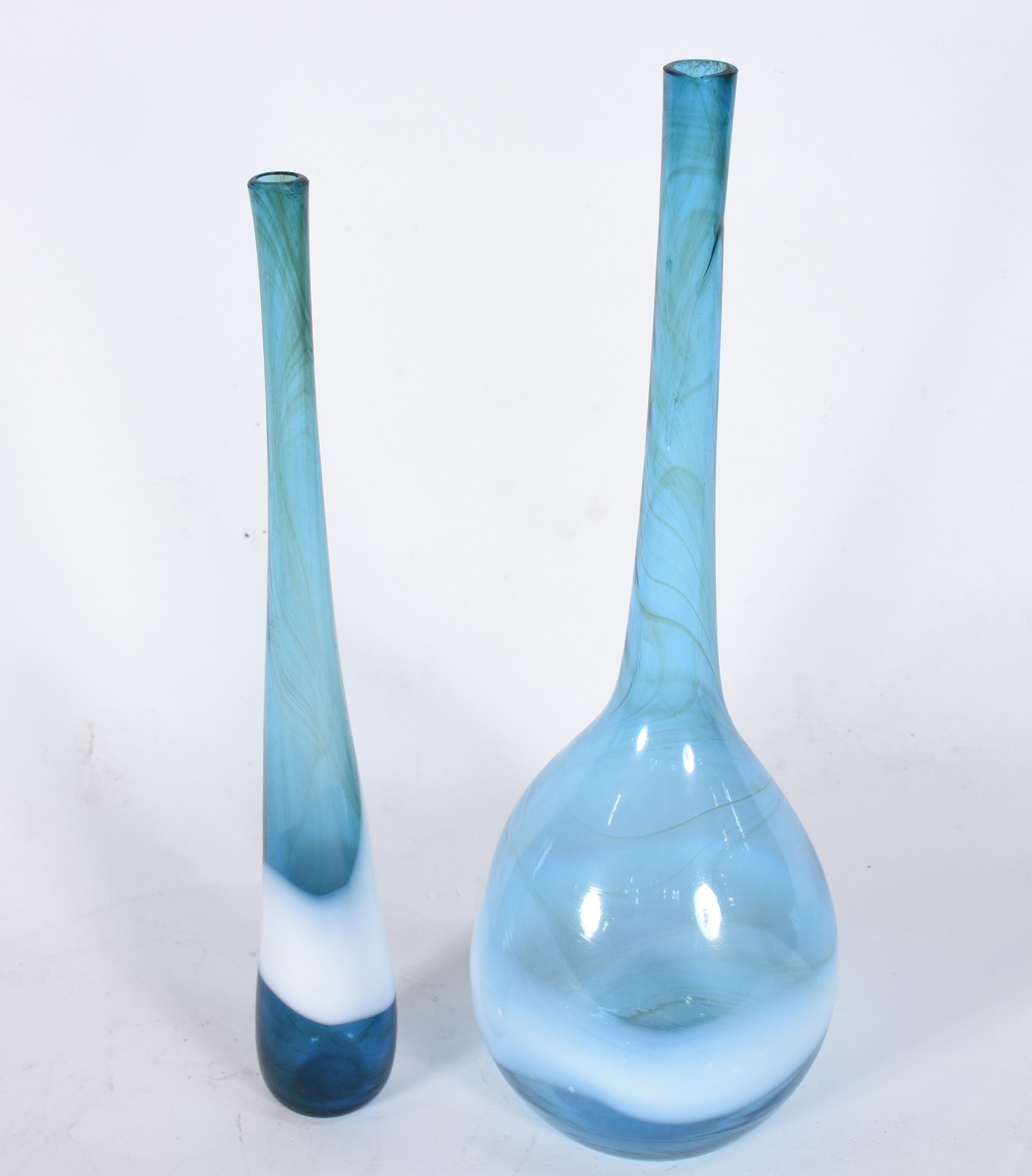 Dois vasos decorativos de vidro na cor azul, anos 60. (pequeno... - foto 2 de 5