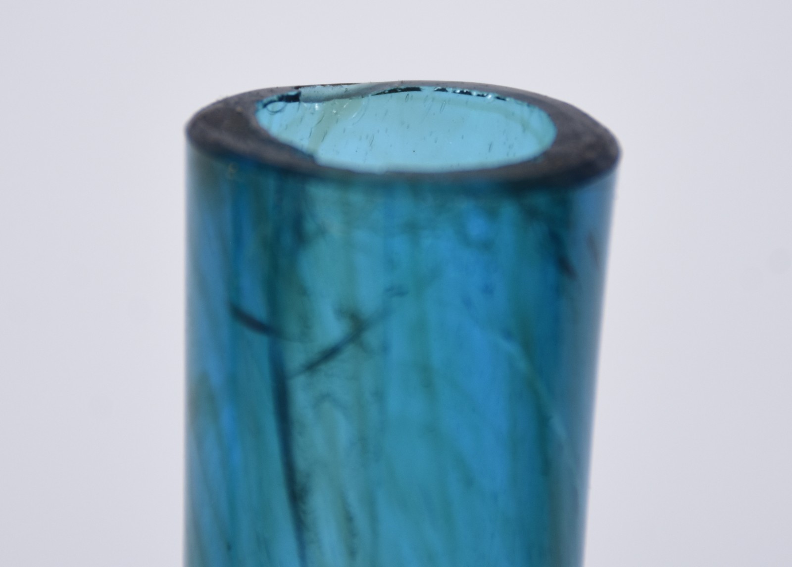 Dois vasos decorativos de vidro na cor azul, anos 60. (pequeno... - foto 3 de 5