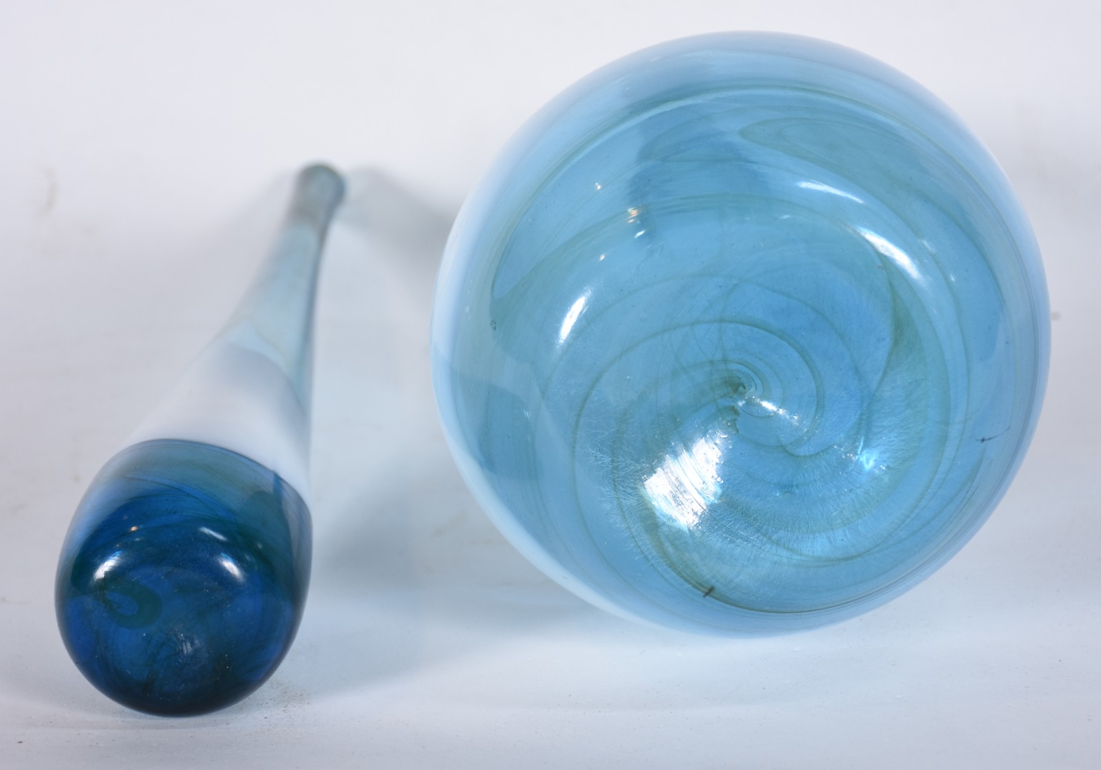 Dois vasos decorativos de vidro na cor azul, anos 60. (pequeno... - foto 5 de 5