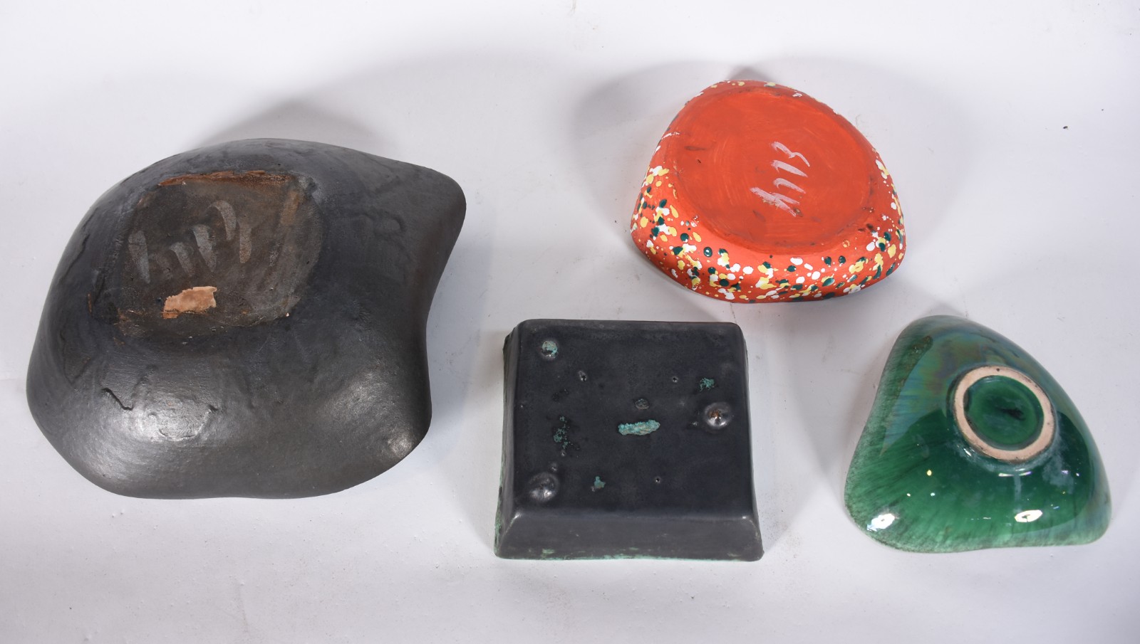 Quatro peças decorativas de cerâmica policromada de diversas... - foto 3 de 3