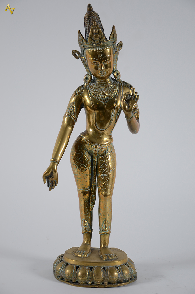 Figura de cobre representando deusa indiana. Alt. 53 cm.