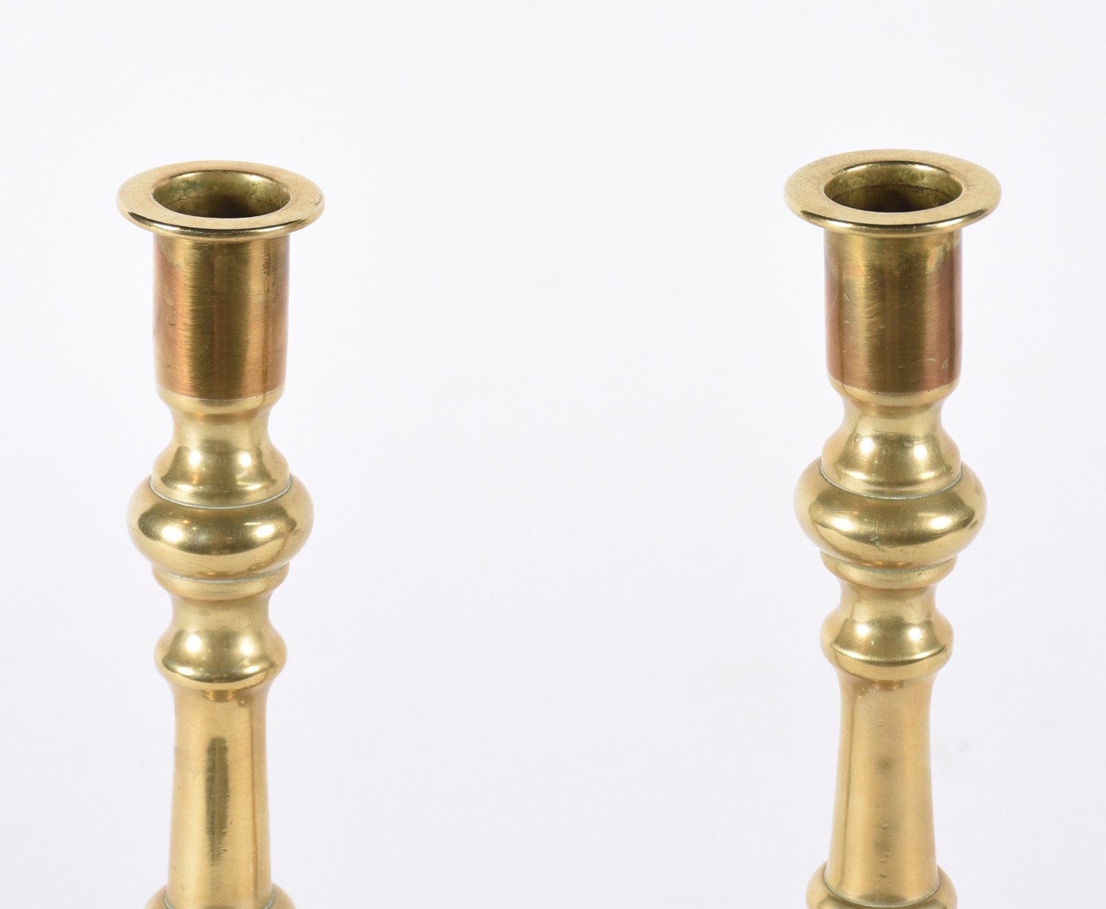 Par de castiçais de metal dourado. - foto 3 de 4