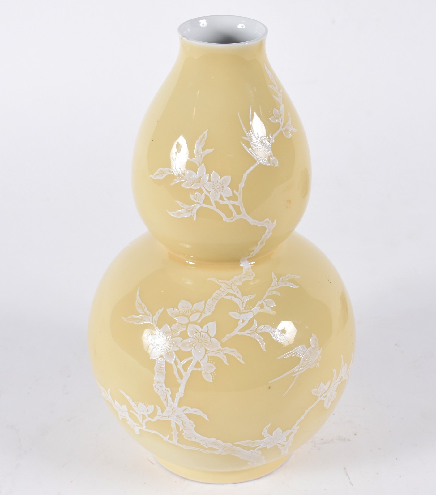 Vaso de porcelana oriental na cor amarela com flores e pássaros em... - foto 2 de 8