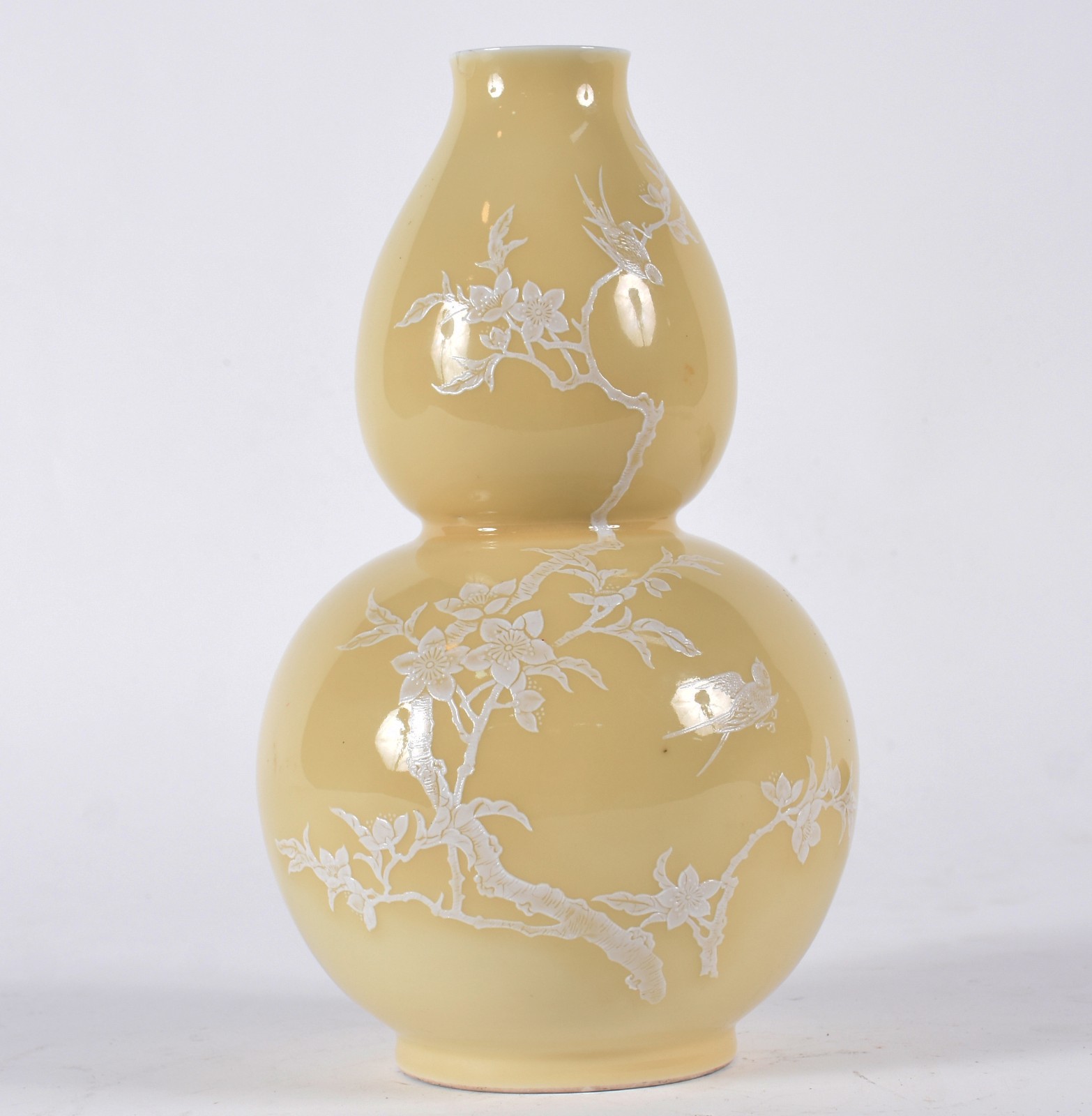 Vaso de porcelana oriental na cor amarela com flores e pássaros em... - foto 3 de 8