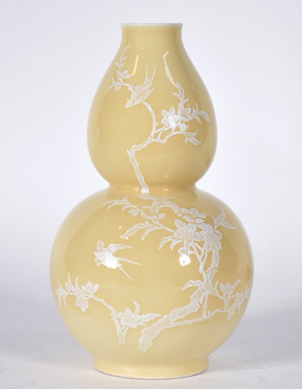 Vaso de porcelana oriental na cor amarela com flores e pássaros em... - foto 4 de 8