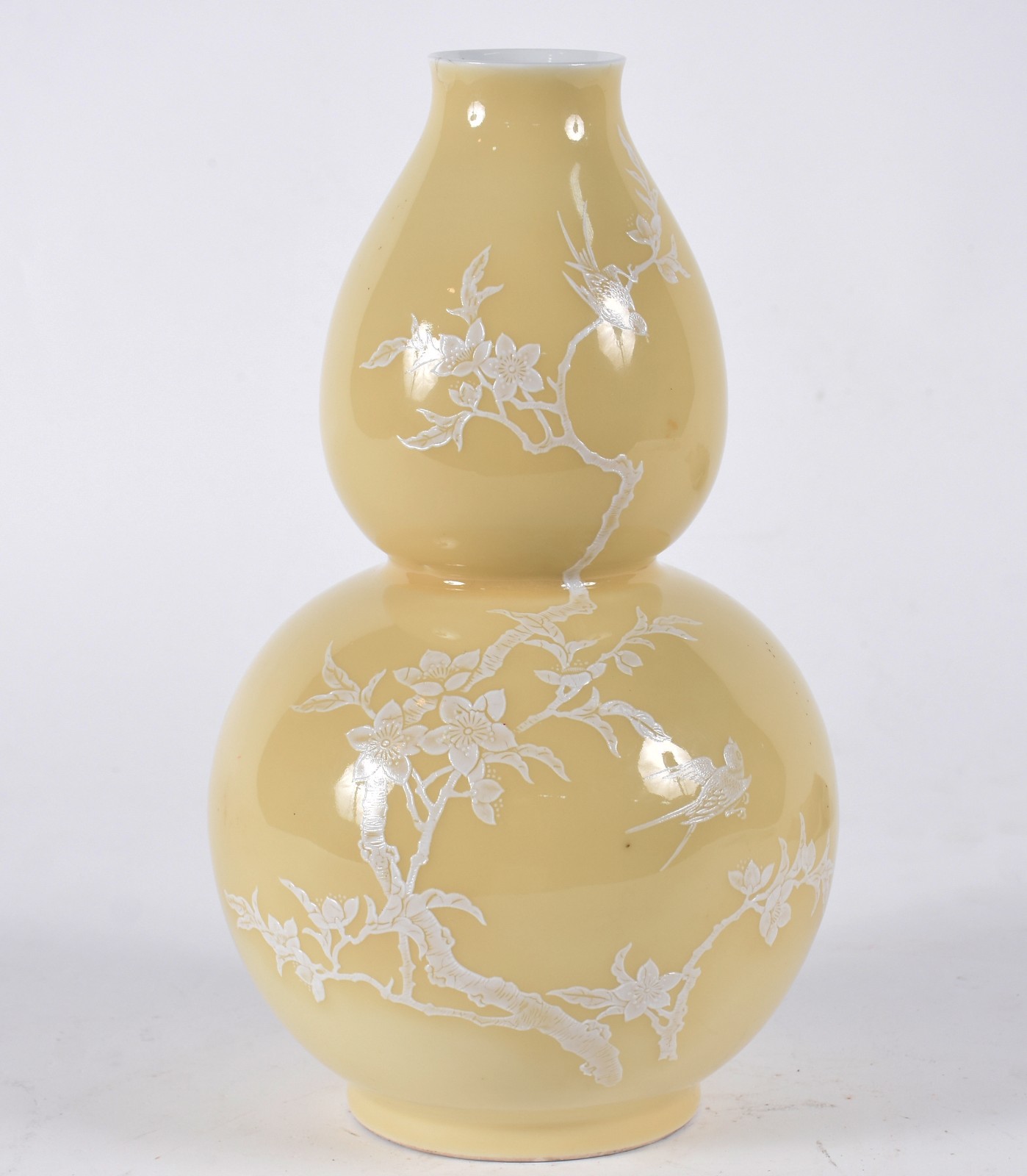 Vaso de porcelana oriental na cor amarela com flores e pássaros em... - foto 1 de 8