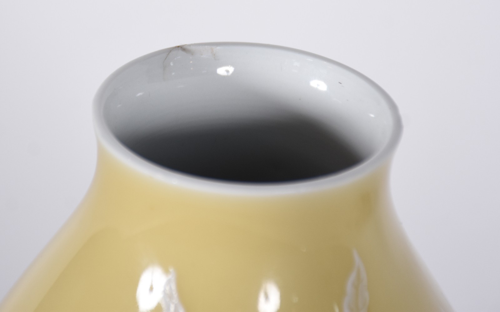 Vaso de porcelana oriental na cor amarela com flores e pássaros em... - foto 6 de 8