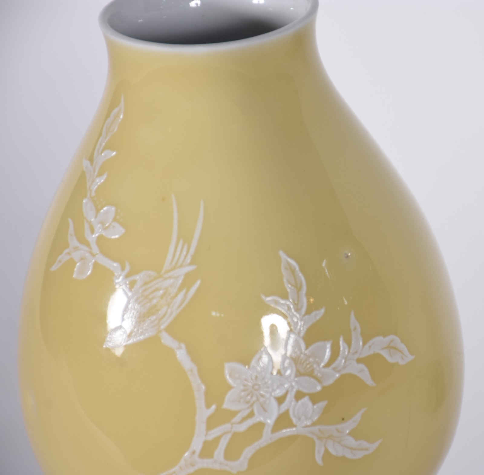 Vaso de porcelana oriental na cor amarela com flores e pássaros em... - foto 7 de 8
