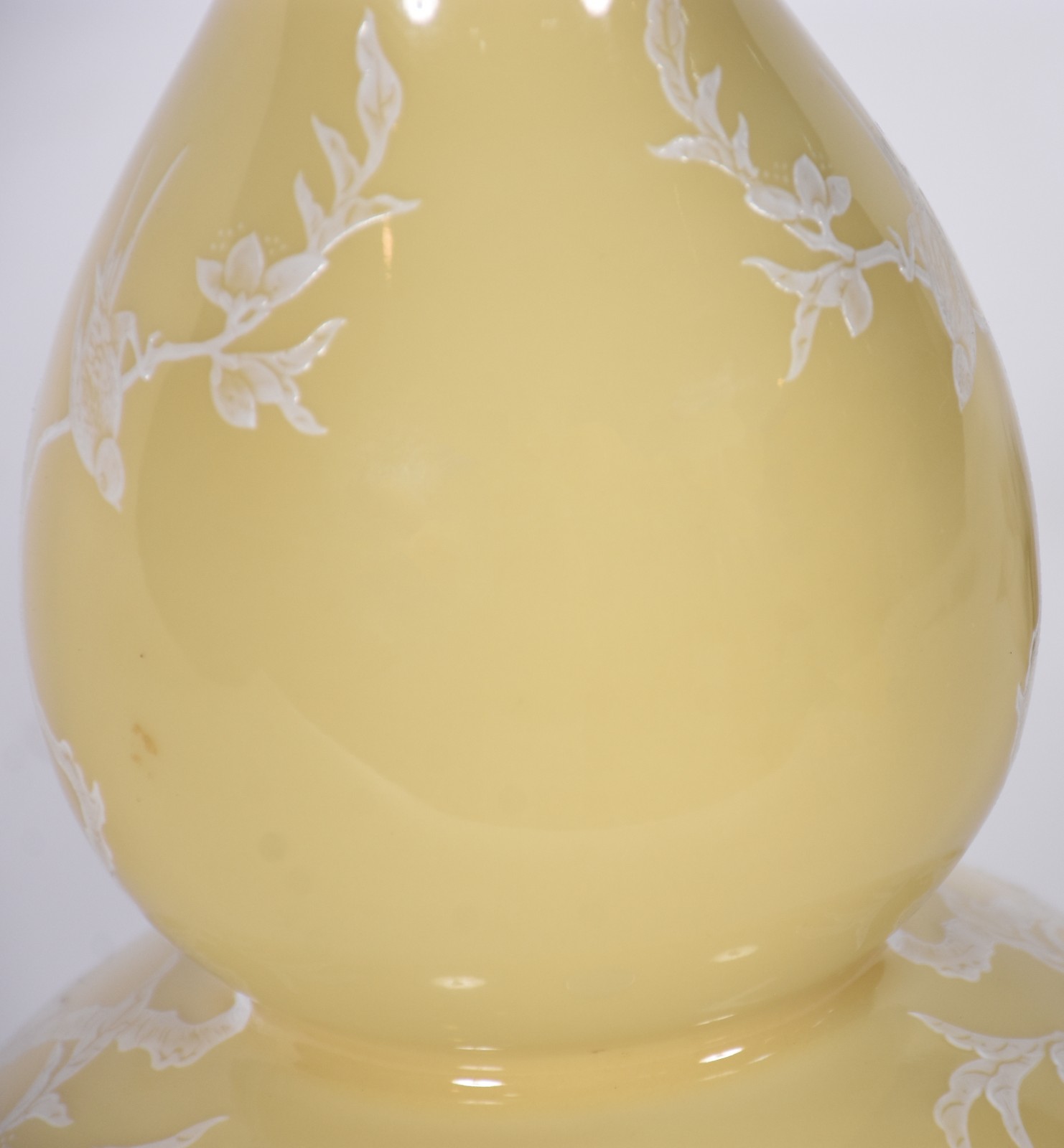 Vaso de porcelana oriental na cor amarela com flores e pássaros em... - foto 8 de 8