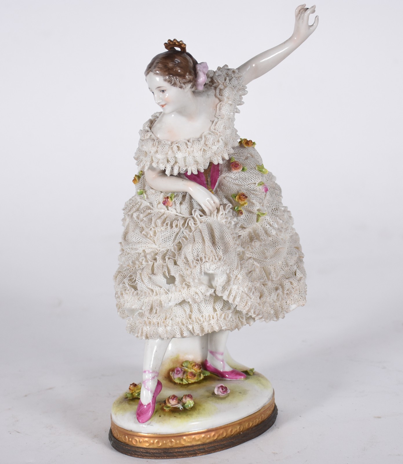 Escultura de porcelana representando bailarina. Saia com alguns... - foto 2 de 9
