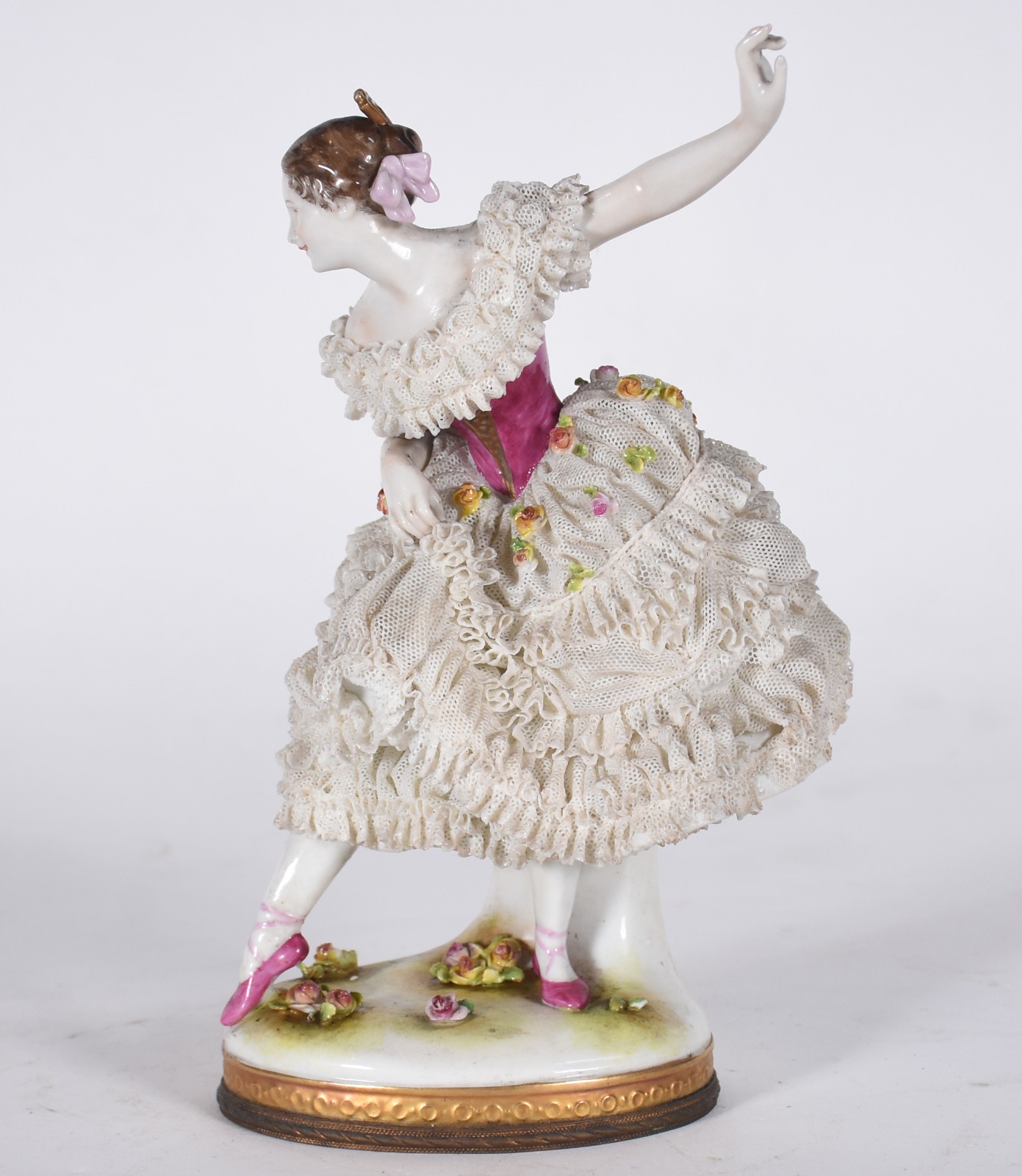 Escultura de porcelana representando bailarina. Saia com alguns... - foto 3 de 9