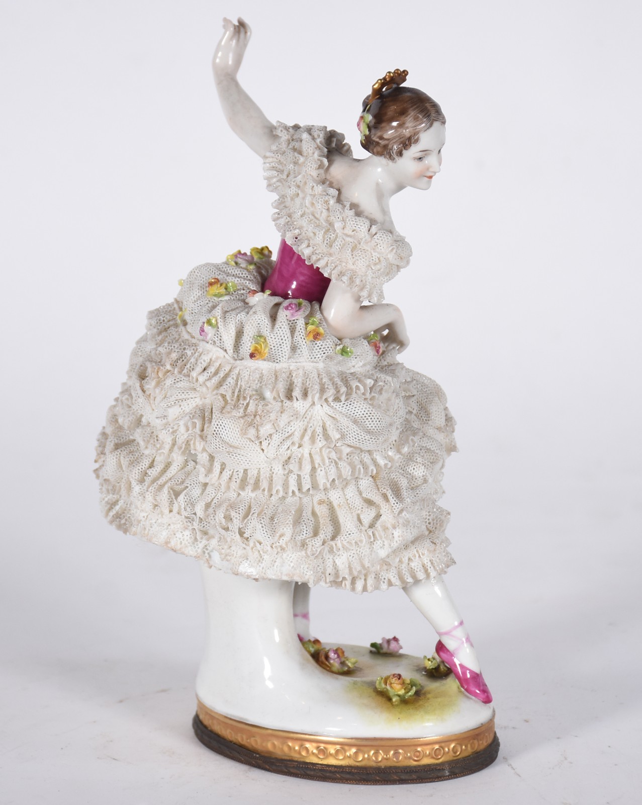 Escultura de porcelana representando bailarina. Saia com alguns... - foto 4 de 9