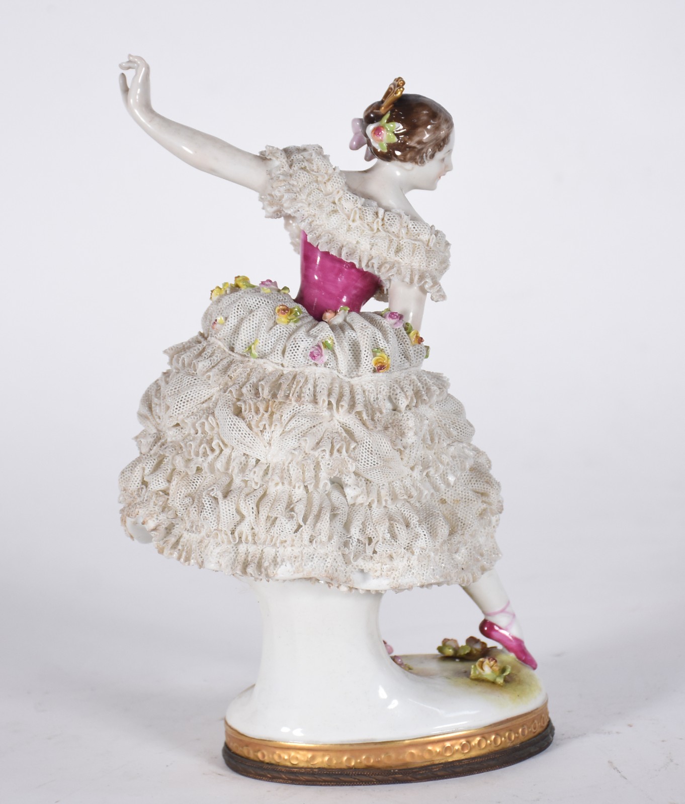 Escultura de porcelana representando bailarina. Saia com alguns... - foto 5 de 9