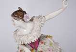 Escultura de porcelana representando bailarina.... - Escultura de porcelana representando bailarina. Saia com alguns babados quebrados.