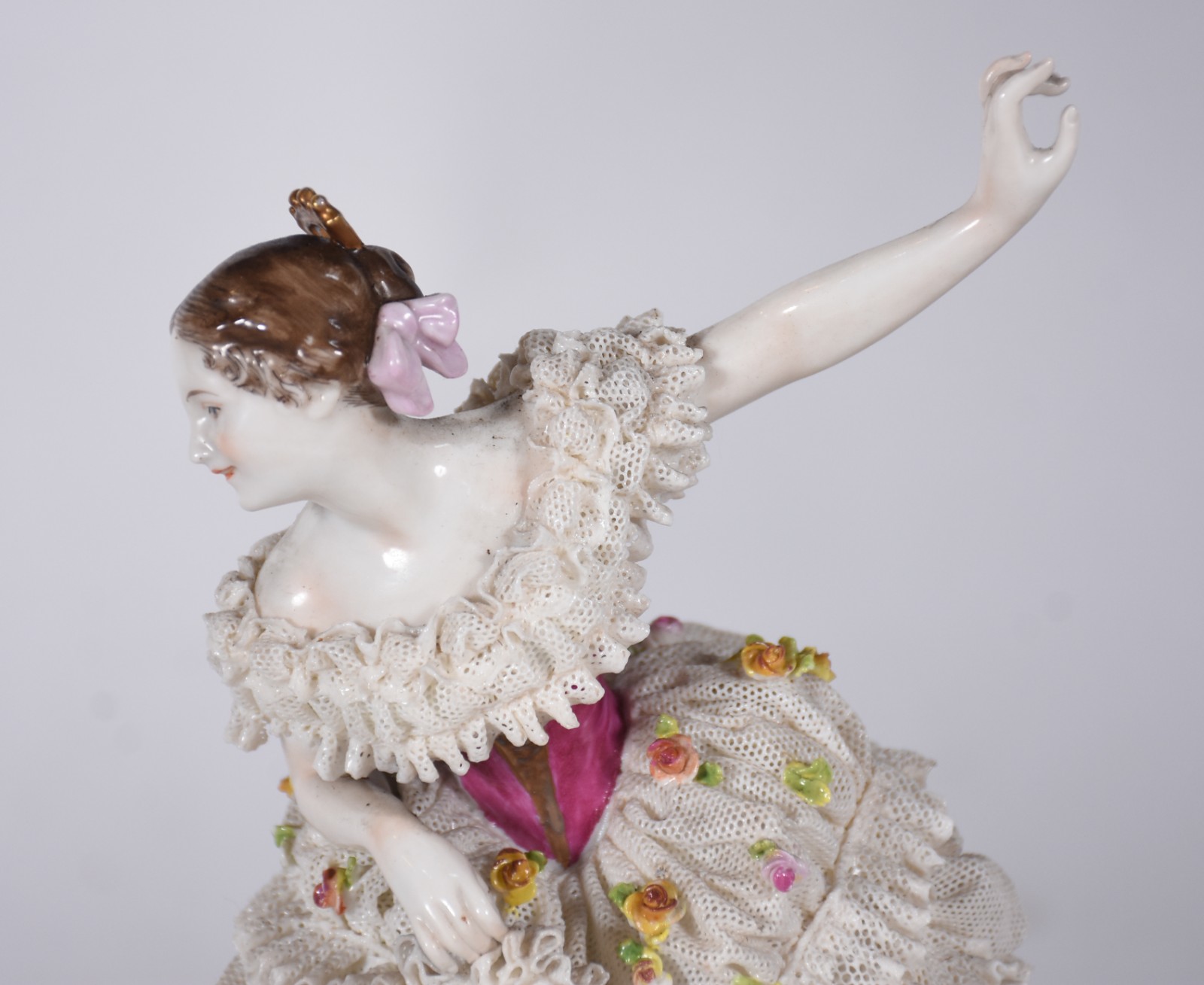 Escultura de porcelana representando bailarina. Saia com alguns... - foto 6 de 9