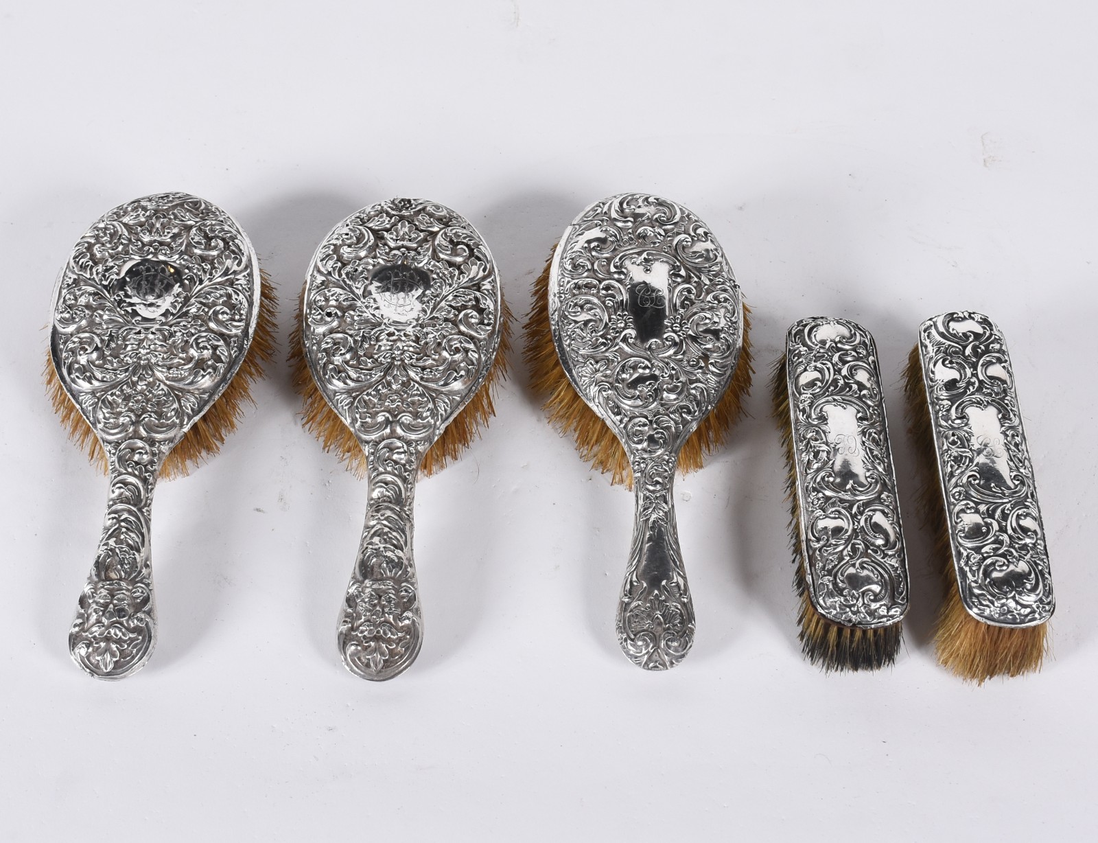 Conjunto com cinco escovas diversas com guarnição de prata inglesa... - foto 1 de 11