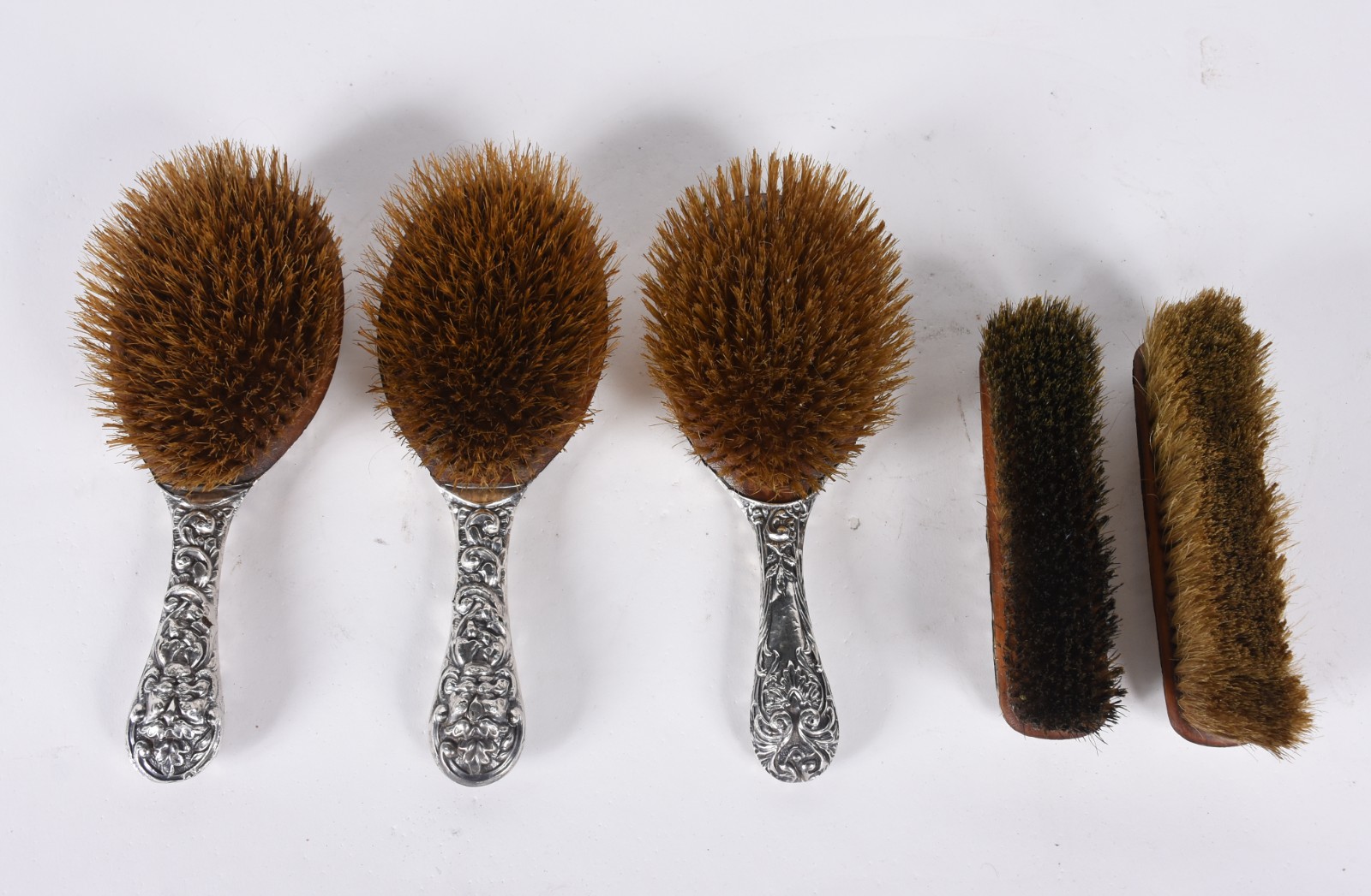 Conjunto com cinco escovas diversas com guarnição de prata inglesa... - foto 2 de 11