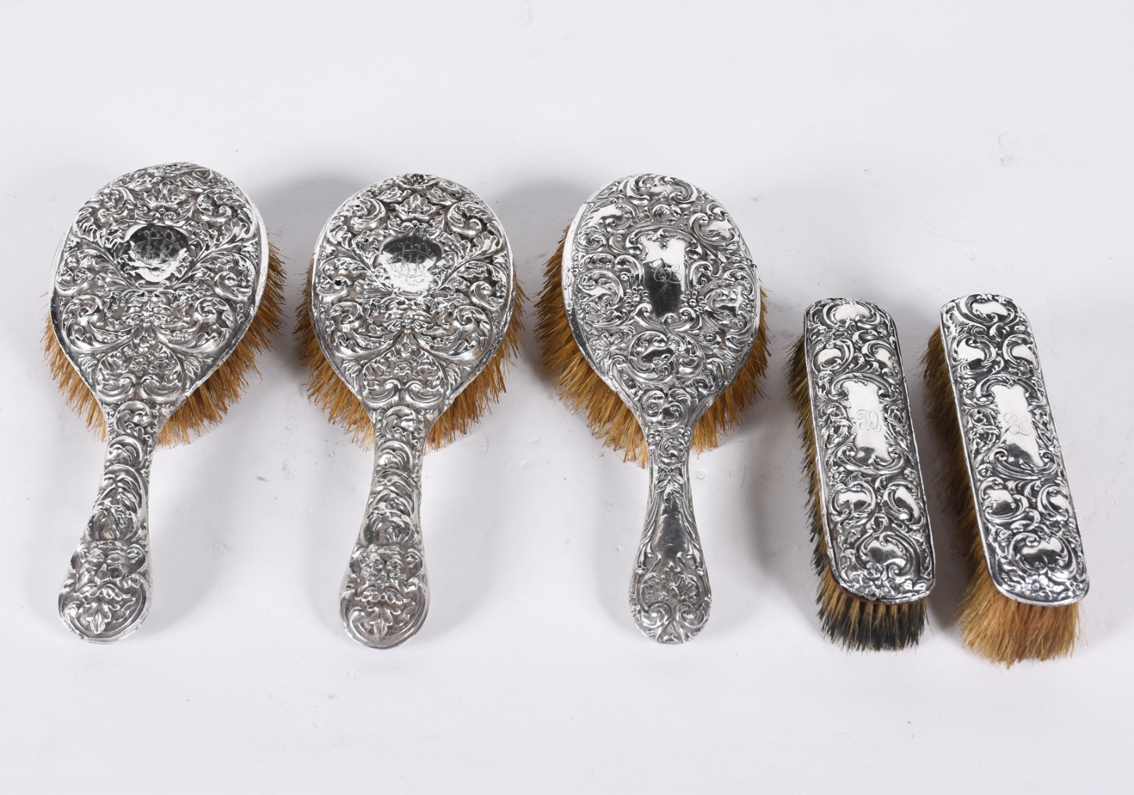 Conjunto com cinco escovas diversas com guarnição de prata inglesa... - foto 3 de 11