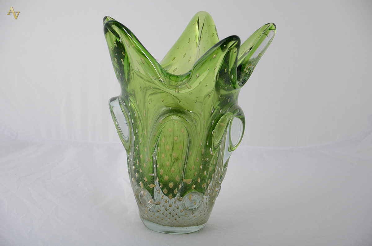 Vaso de murano na cor verde com bolhas bulicantes e pó de ouro. Alt...