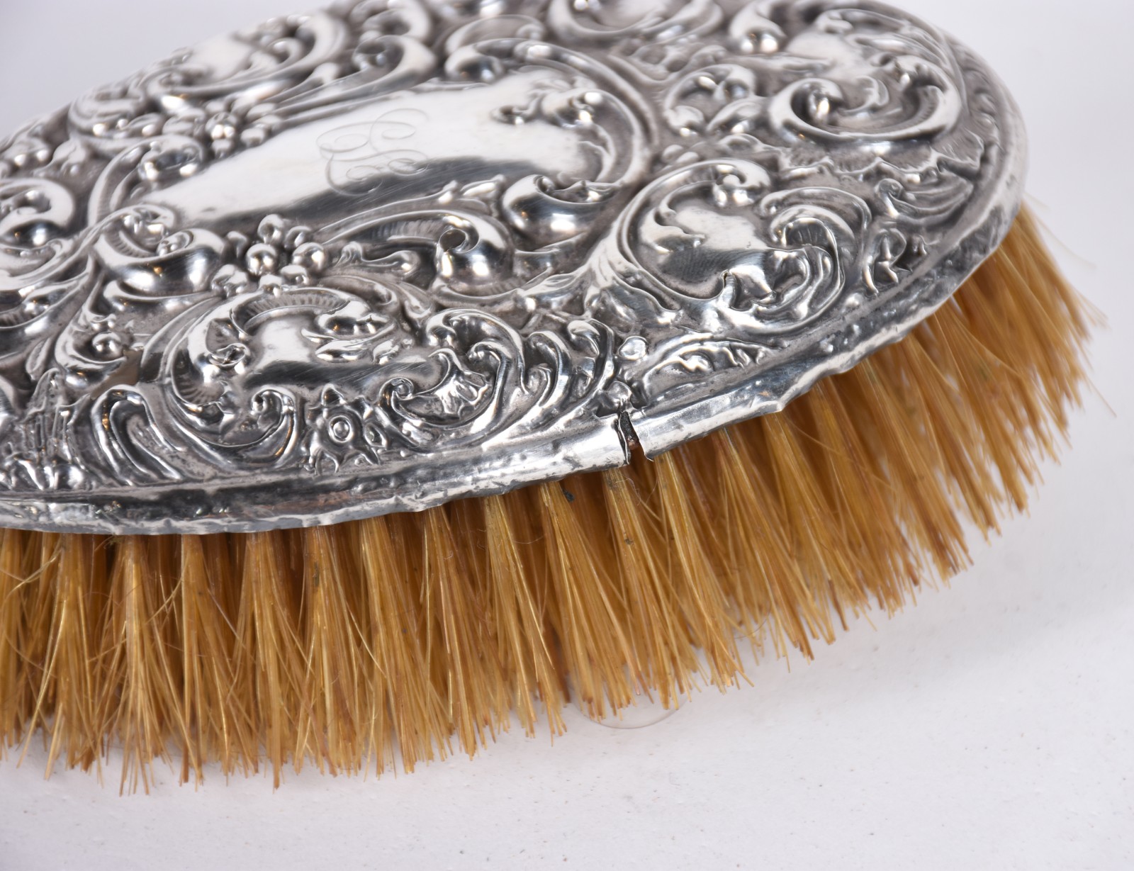 Conjunto com cinco escovas diversas com guarnição de prata inglesa... - foto 8 de 11