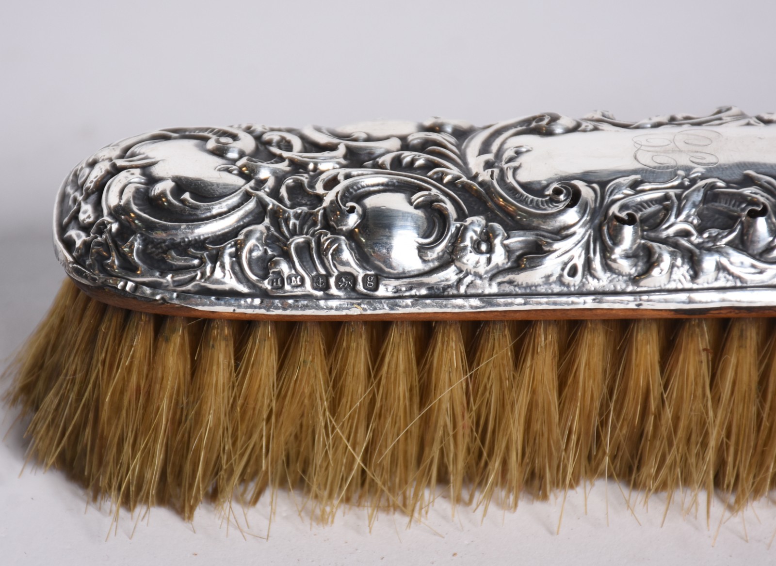 Conjunto com cinco escovas diversas com guarnição de prata inglesa... - foto 9 de 11