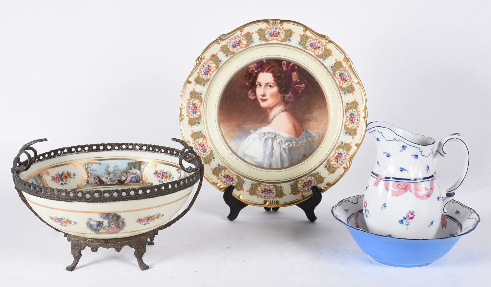 Tres peças diversas de porcelana, sendo: centro de mesa com cenas... - foto 1 de 9